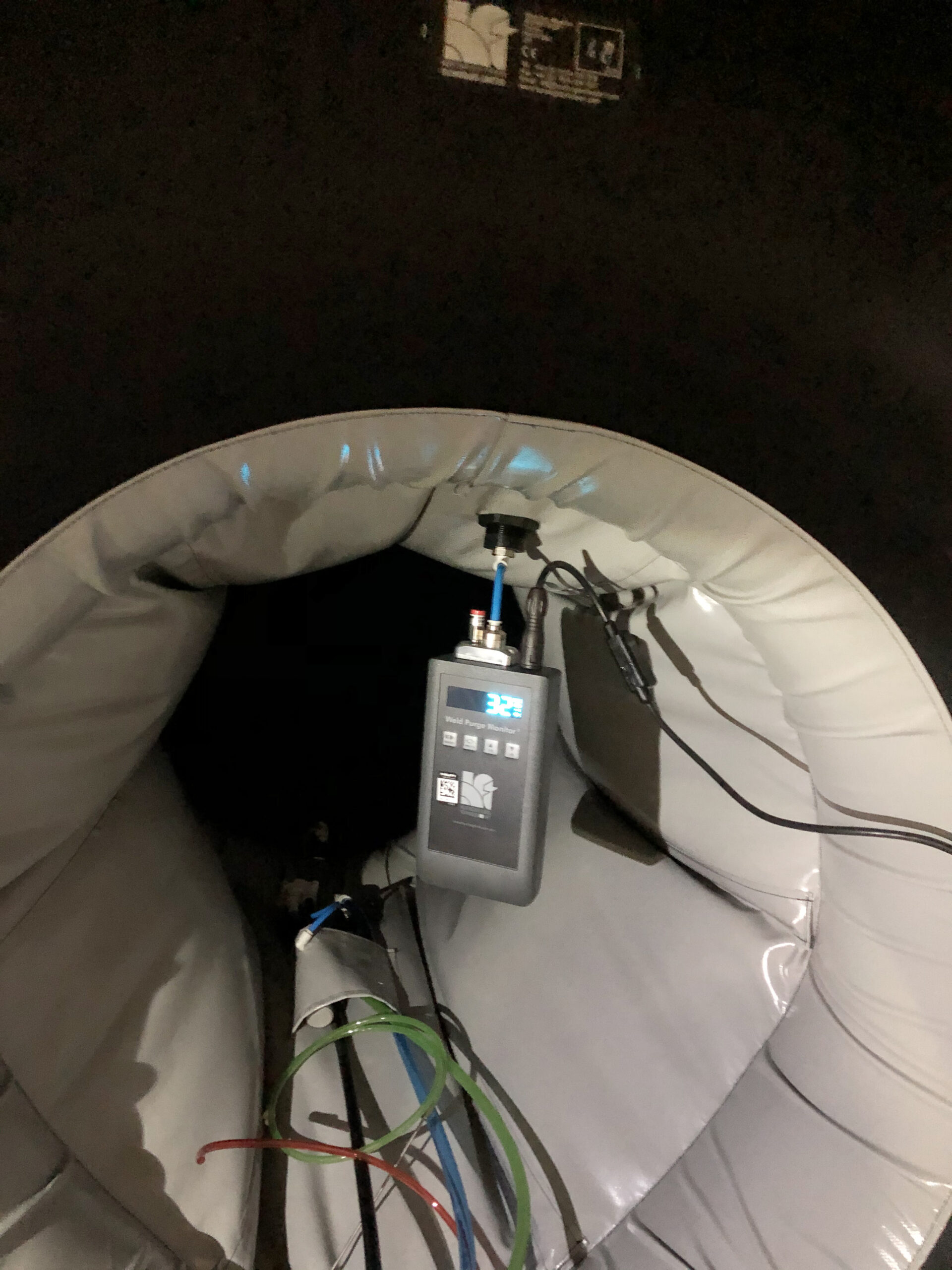 Weld purge monitor inside inflatable pipe plug.